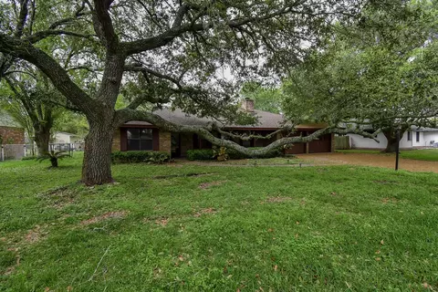 718 Partridge Ln, Eagle Lake, TX 77434