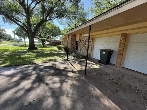 1418 NE 7th St, Smithville, TX 78957