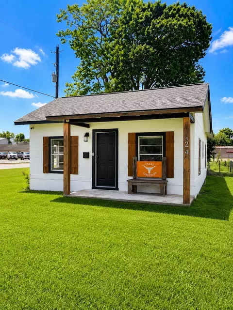 424 Thomas St, Clute, TX 77531