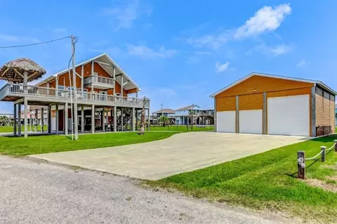950 Seadrift Dr, Crystal Beach, TX 77650