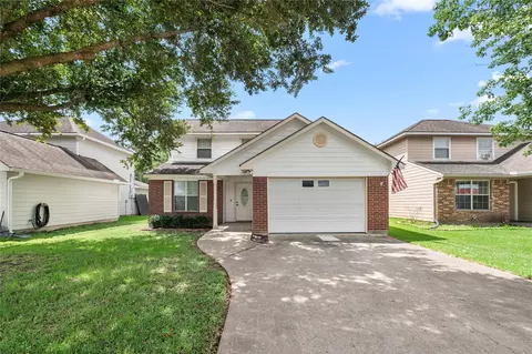 845 Clubside Dr, East Bernard, TX 77435