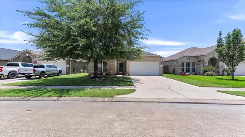 8614 W Highlands Xing, Highlands, TX 77562