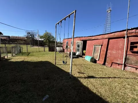 Exterior - 204 E Bryan Ave, Electra, TX 76360 photo 3 of 4