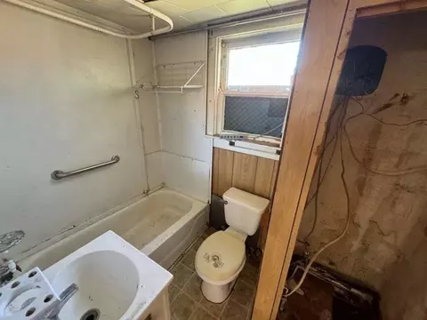 Bath - 204 E Bryan Ave, Electra, TX 76360 photo 1 of 3