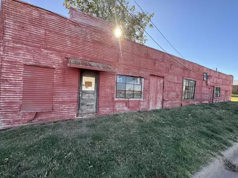 Exterior - 204 E Bryan Ave, Electra, TX 76360 photo 2 of 4
