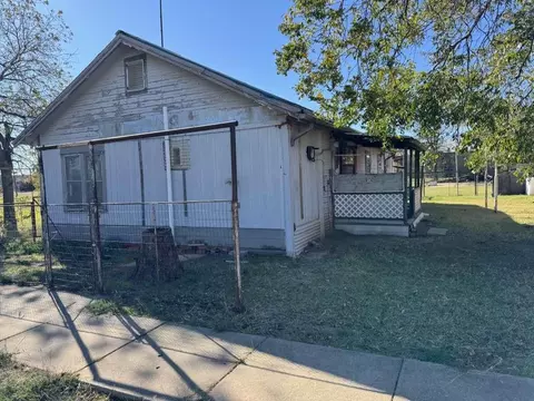 204 E Bryan Ave, Electra, TX 76360