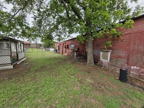 Exterior - 204 E Bryan Ave, Electra, TX 76360 photo 4 of 4