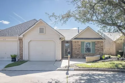 619 E Country Grove Cir, Pearland, TX 77584