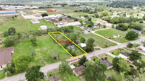 710 Palacios St, El Campo, TX 77437