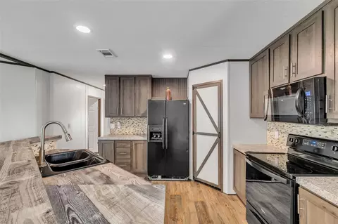 Kitchen - 9529 Cypress Dr, Willis, TX 77318 photo 4 of 5