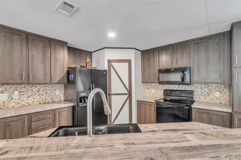 Kitchen - 9529 Cypress Dr, Willis, TX 77318 photo 3 of 5