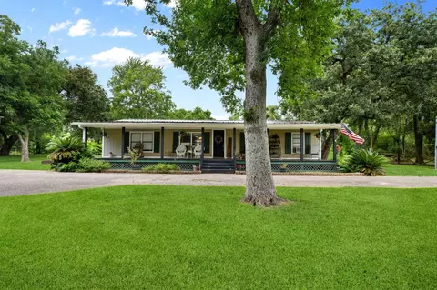 210 N 10th St, Highlands, TX 77562