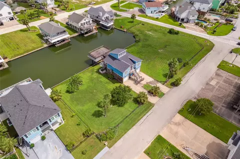 1310 1314 Maui Dr, Tiki Island, TX 77554
