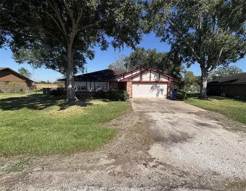 512 Francis St, West Columbia, TX 77486