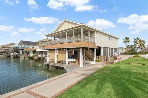 223 Easterly Dr, Tiki Island, TX 77554