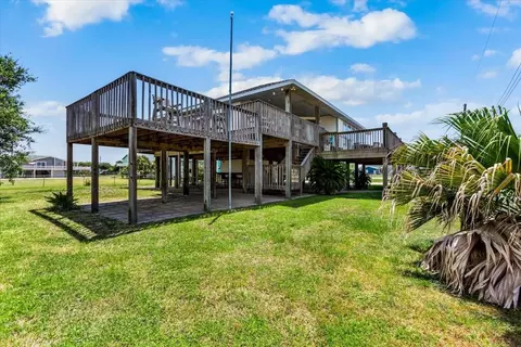970 Gulfview Dr, Crystal Beach, TX 77650