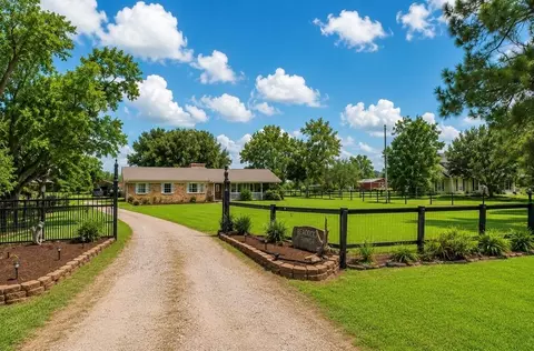9235 Ruth Rd, Iowa Colony, TX 77583