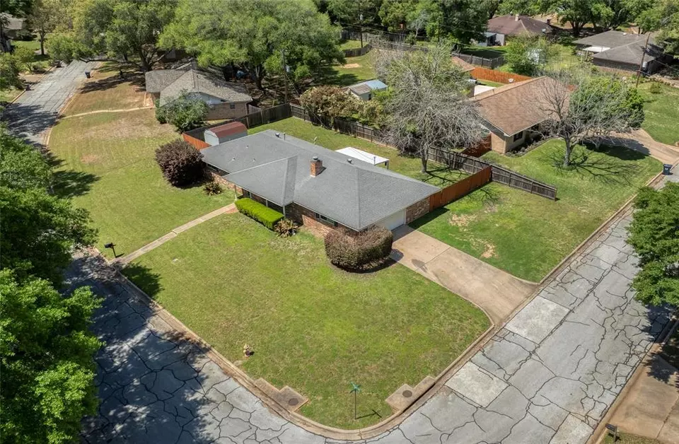 1205 Hollis Dr, Brenham, TX 77833 11 Photos Movoto