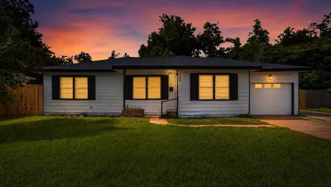 310 Nasturtium St, Lake Jackson, TX 77566
