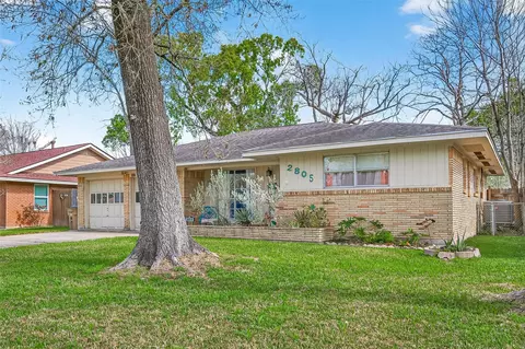 2805 Woodlawn St, Dickinson, TX 77539