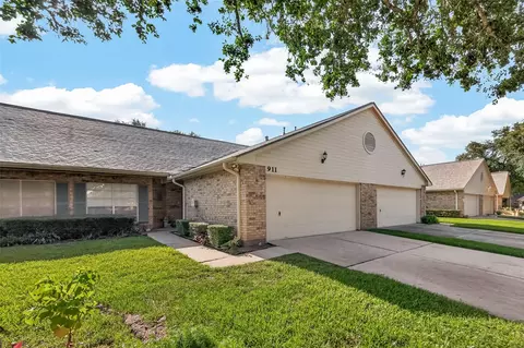 911 Woodfern Glen Ln, Pearland, TX 77584