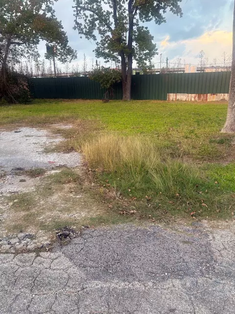 2220 Gladys St, Beaumont, TX 77701