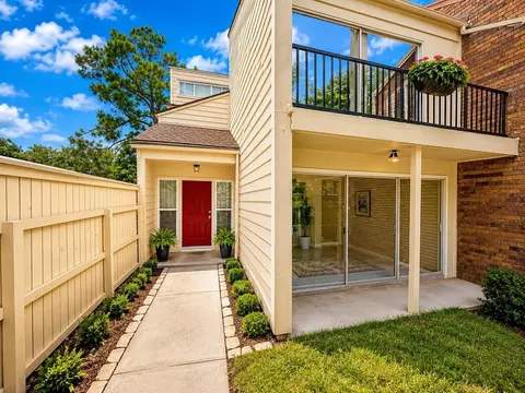 68 Chervil Cmn, Lake Jackson, TX 77566