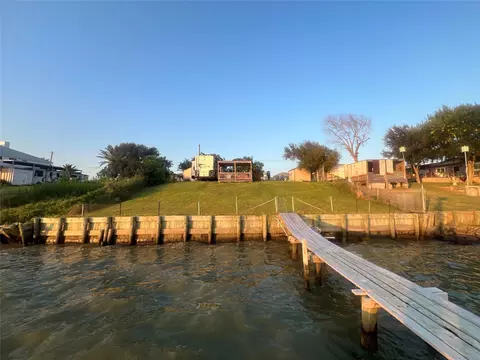 2514 Bay Oaks Harbor Dr, Baytown, TX 77523