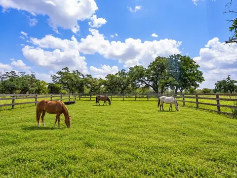2751 Fm 2434, Columbus, TX 78934