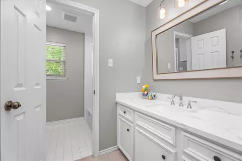 Bath - 16267 Salmon Ln, Spring, TX 77379 photo 4 of 7