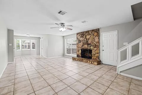 Living - 2 Queens Ct, Conroe, TX 77304 photo 2 of 3