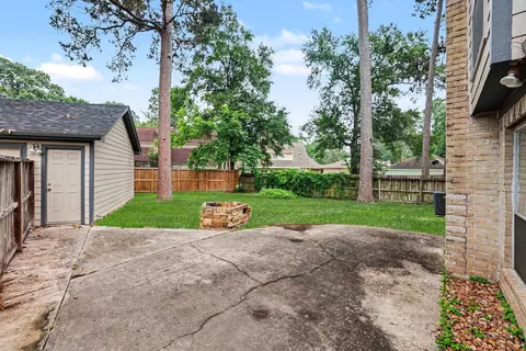Exterior - 2 Queens Ct, Conroe, TX 77304 photo 3 of 4