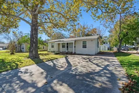 418 S Shanks St, Clute, TX 77531
