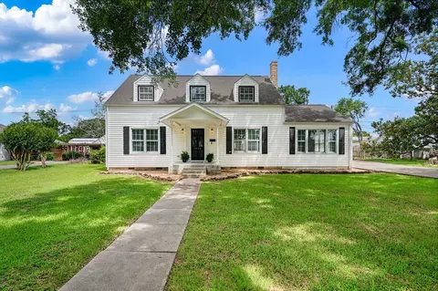 1008 Heights St, El Campo, TX 77437