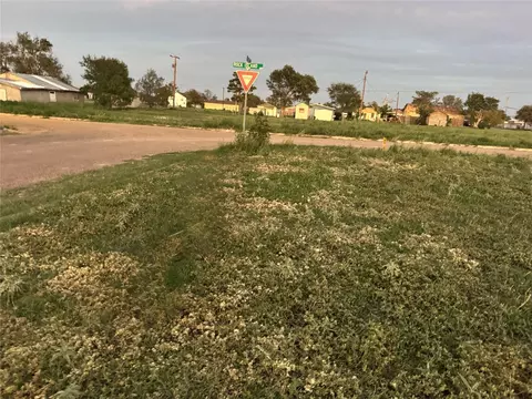 1212 E 11th St, Plainview, TX 79072 photo 2