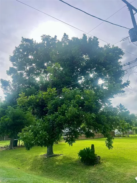 909 Cedar Dr, La Marque, TX 77568