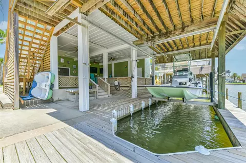 1823 Tiki Dr, Galveston, TX 77554