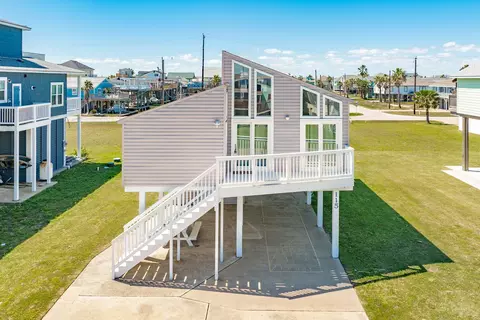 115 Doubloon Dr, Freeport, TX 77541
