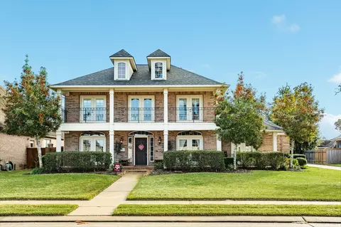 204 Arrowhead Dr, Lake Jackson, TX 77566