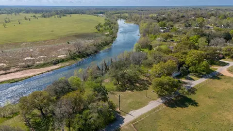 160 Burford St, Columbus, TX 78934