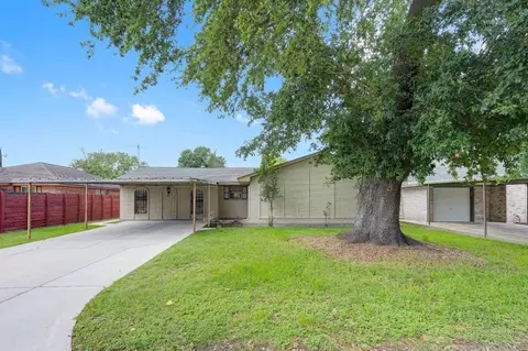 526 Hidden Valley Dr, Houston, TX 77037