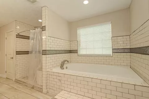 Bath - 7050 Guess Rd, Beaumont, TX 77708 photo 4 of 7