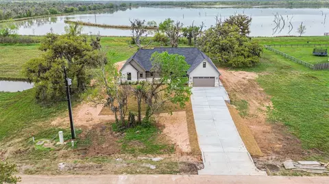 250 Pony Trl, Angleton, TX 77515