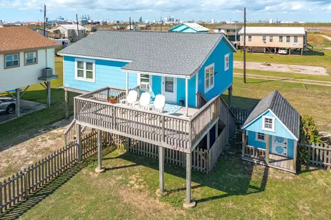902 Treaty Dr, Surfside Beach, TX 77541