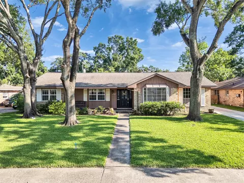 426 Shadow Creek Dr, El Lago, TX 77586