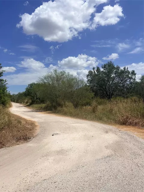 5111 River Oaks Dr, Beeville, TX 78102