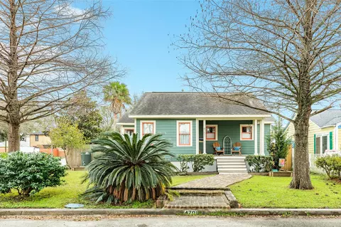 4701 Alamo Dr, Galveston, TX 77551