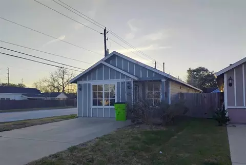 Exterior - 422 3rd St, Rosenberg, TX 77471 photo 2 of 4