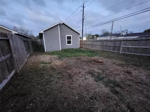Exterior - 422 3rd St, Rosenberg, TX 77471 photo 4 of 4