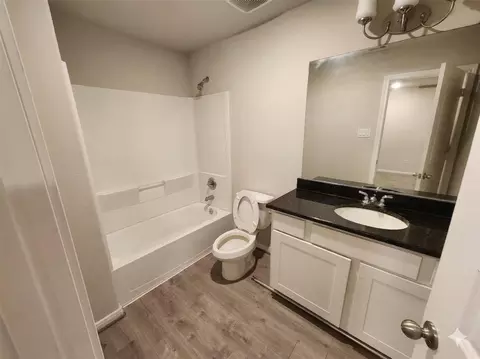 Bath - 422 3rd St, Rosenberg, TX 77471 photo 1 of 2